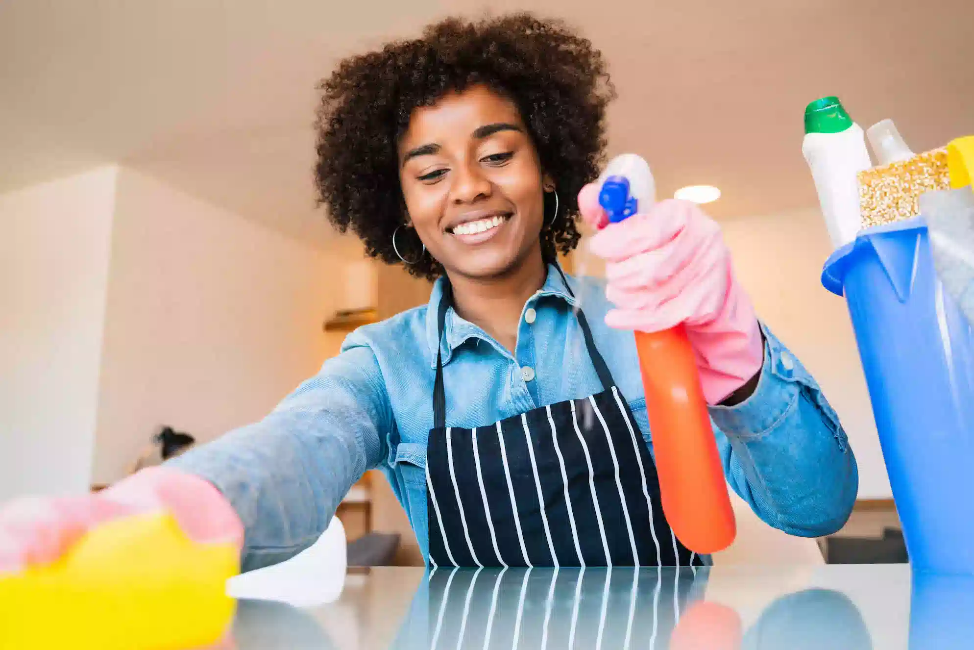 Femme afro nettoyant une nouvelle maison – Ménage à domicile