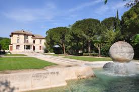 Le Château de Fargues au Pontet, entouré de jardins et d'une fontaine.