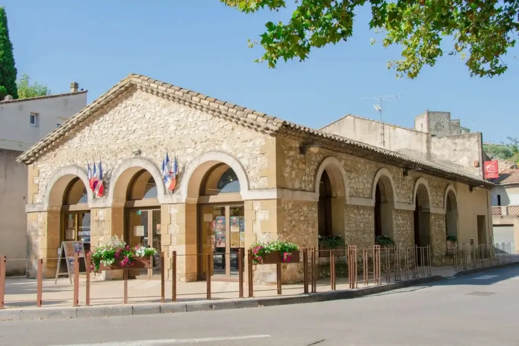 Mairie de Vedène avec vue sur la place et les commerces.