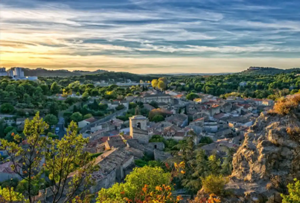 Vue aérienne Mallemort, montrant les toits du village, les collines environnantes et la végétation luxuriante qui caractérisent cette région des Bouches-du-Rhône.