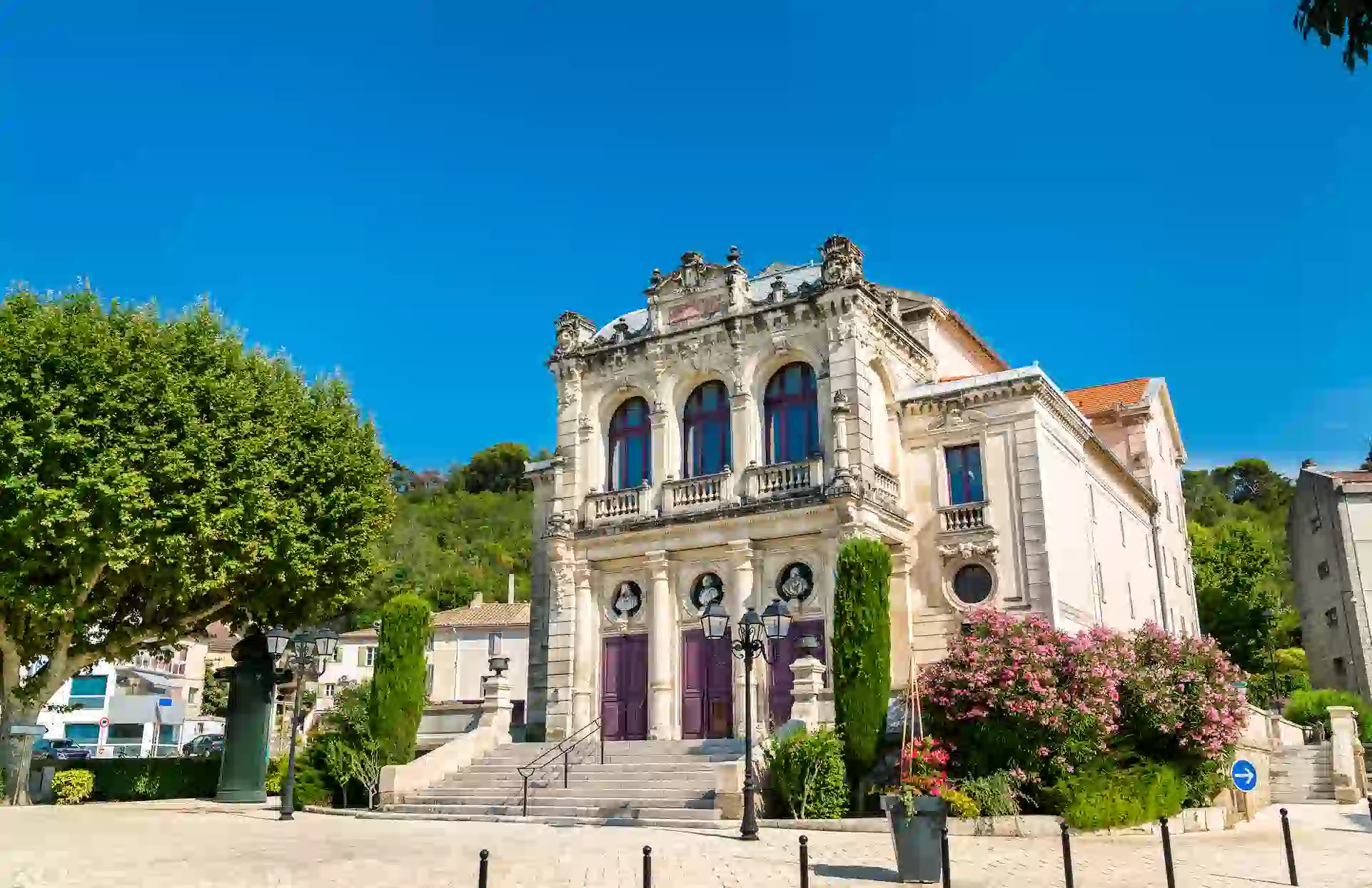 Façade du Théâtre municipal d’Orange en Provence, bâtiment historique du Vaucluse sous un ciel bleu.