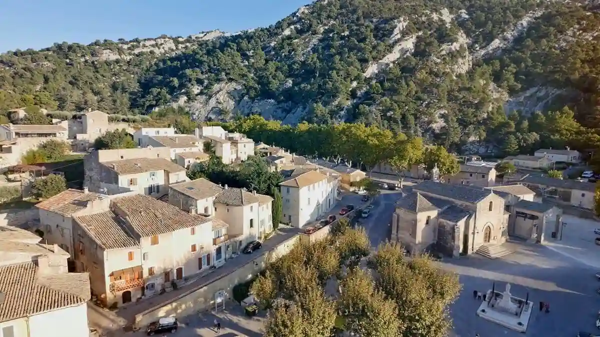 Vue de Robion, charmant village provençal, avec son architecture traditionnelle et ses paysages verdoyants, typiques de la région des Alpilles.