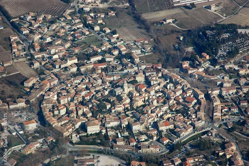 Vue panoramique de Monfavet avec ses quartiers résidentiels et la campagne environnante